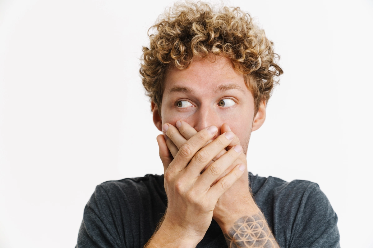 Cracked tooth symptoms, causes, and dental treatment options for a damaged tooth